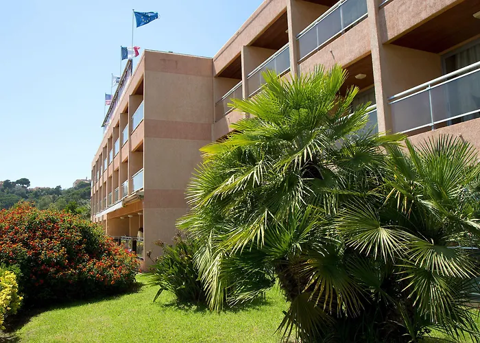 Hotel La Pinede 3*